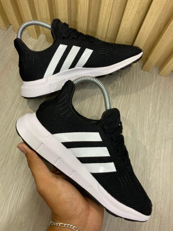 adidas-swift-run-tenis-unisex-frontal.jpg → Tenis Adidas Swift Run unisex vista frontal