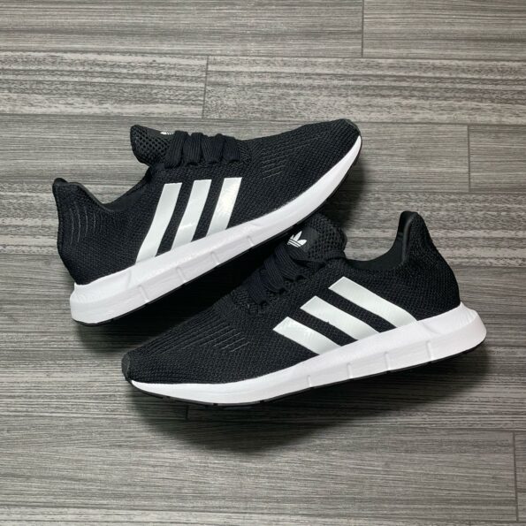 adidas-swift-run-tenis-unisex-frontal.jpg → Tenis Adidas Swift Run unisex vista frontal